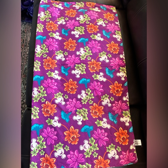 Disney Scarf!! Hawaiian Floral Design With Mickey Icons - Picture 7 of 8